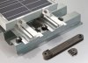 Die Befestigungselemente von der Aixtra Solar AG dienen dazu, Solarzellen mit Hilfe von Metallträgern auf Gebäudedächern leicht und schnell zu montieren. Die Befestigungselemente bestehen aus Polyamid Ultramid® A3WG10 der BASF (Foto: BASF)